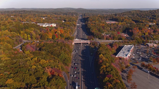 鸟瞰图在繁忙的高速公路在新泽西州，美国。无人机视频与向前摄像机运动。视频素材