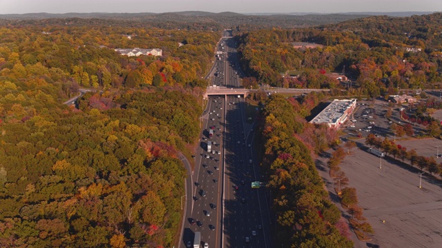 鸟瞰图在繁忙的高速公路在新泽西州，美国。空中无人机视频与电影向后和上升的摄像机运动。视频素材