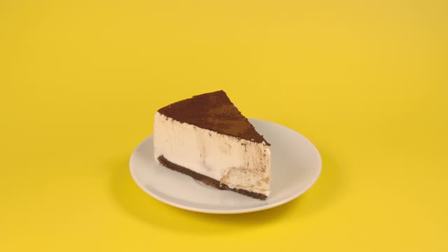 在白色盘子上吃一块巧克力蛋糕-定格动画视频素材
