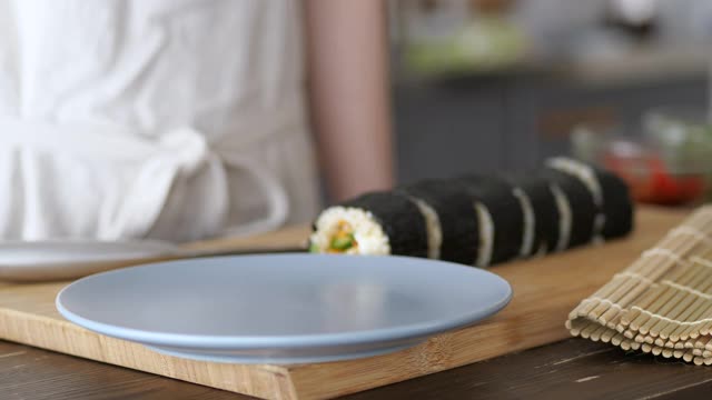 把寿司卷放在盘子里。视频下载