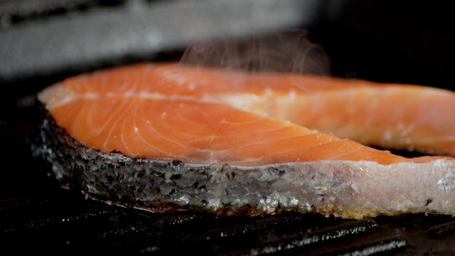 鲑鱼排是用油泡热蒸汽煎的。视频下载