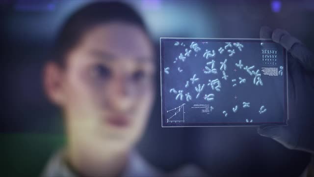 研究DNA突变的女性科学家。虚拟触摸屏近距离视频素材