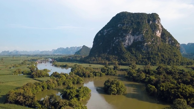 中国农村的石灰岩景观和风景优美的河流在广西的稻田周围视频素材