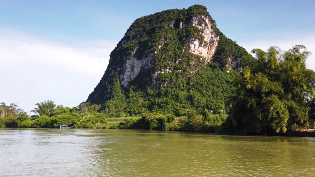 河上游弋着中国乡村的石灰岩景观和山水景观视频素材