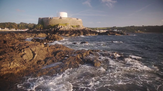 格蕾堡的风景，根西岛，海浪冲击着岩石的海岸线视频素材