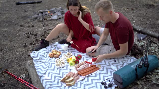 情侣情侣一起在帐篷外做饭吃晚餐视频下载