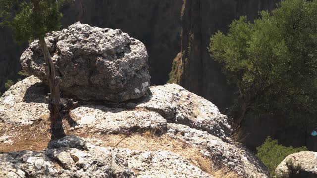 高地，有巨大的石头在山边缘和陡峭的悬崖视频素材