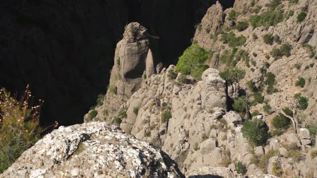 令人惊叹的景观与山岩石悬崖在黑洞视频素材