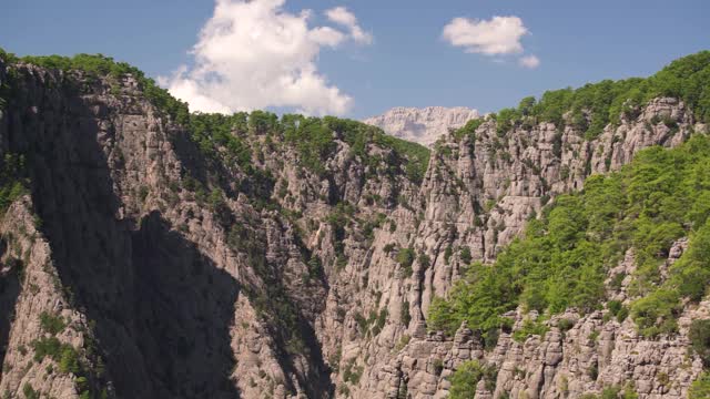 景观与古老的山脉悬崖和绿色森林的顶部视频素材