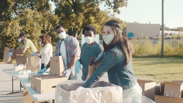 一群志愿者在冠状病毒大流行期间参加食品募捐活动视频下载