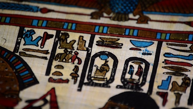 详细的埃及纸莎草与法老和象形文字的表现视频下载