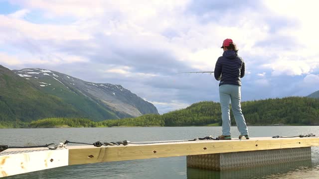 在挪威，一名妇女正在用钓竿纺纱。视频素材