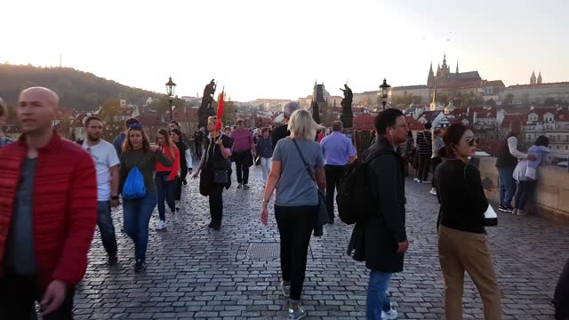游客在布拉格查尔斯桥上行走视频素材