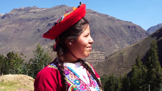 秘鲁库斯科圣谷一名年轻女子的肖像视频下载
