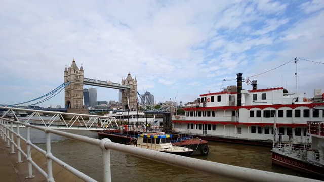 从巴特勒码头看伦敦塔桥和城市天际线视频下载