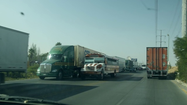 一长排的半卡车等待着通过桥梁进入萨拉戈萨，墨西哥和美国边境过境视频下载