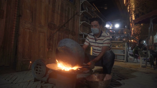 中国新疆喀什，手工艺人正在制作传统青铜。视频素材
