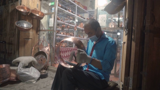 中国新疆喀什，手工艺人正在制作传统青铜。视频素材