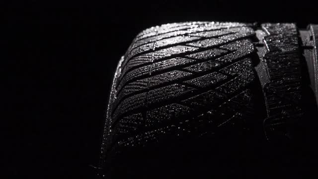 水滴中的运动轮胎。循环视频下载