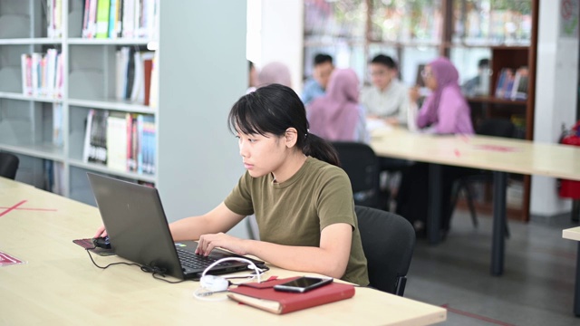 亚洲大学女学生在图书馆学习视频素材