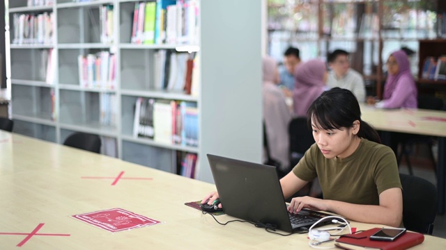 亚洲大学女学生在图书馆学习视频素材