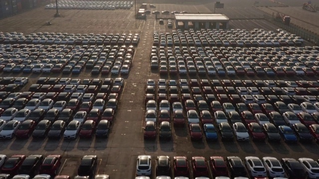 鸟瞰图的新汽车排队在港口的进出口视频素材