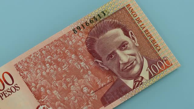 哥伦比亚的钱，比索，数钞票视频素材