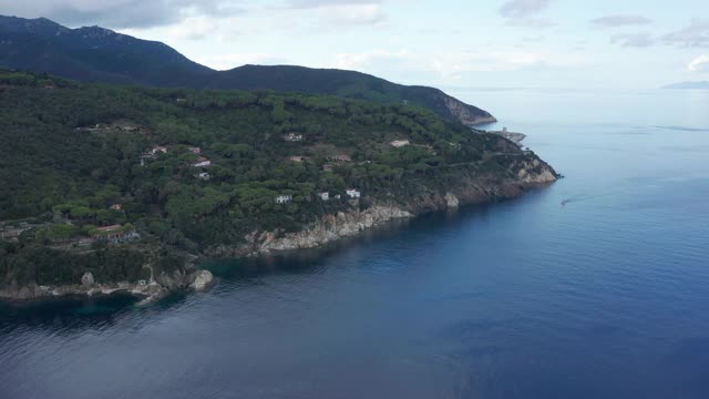 鸟瞰图的海岸线厄尔巴岛，托斯卡纳，意大利视频下载