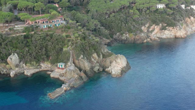 鸟瞰图的海岸线厄尔巴岛，托斯卡纳，意大利视频下载