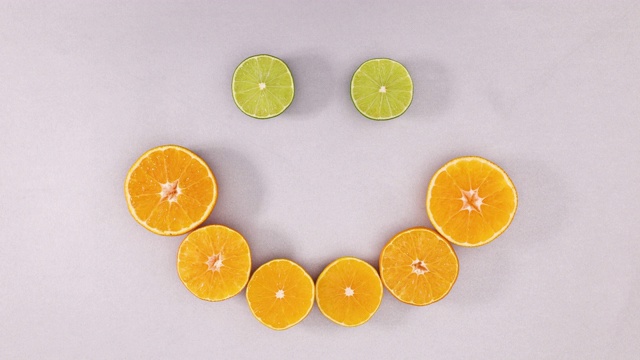 橘子片和酸橙做笑脸。停止运动视频下载