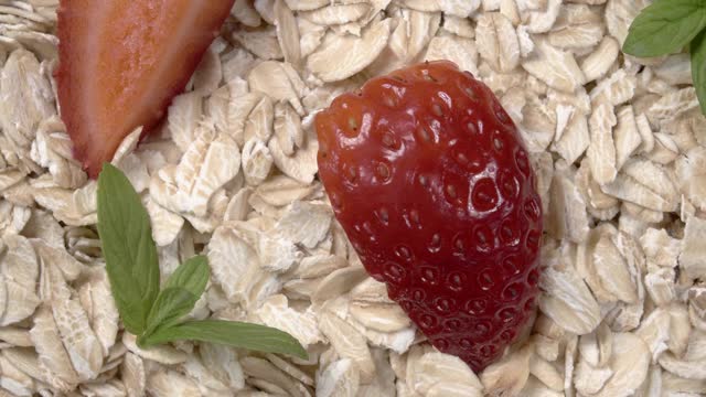 燕麦，草莓和薄荷特写。燕麦片。视频下载