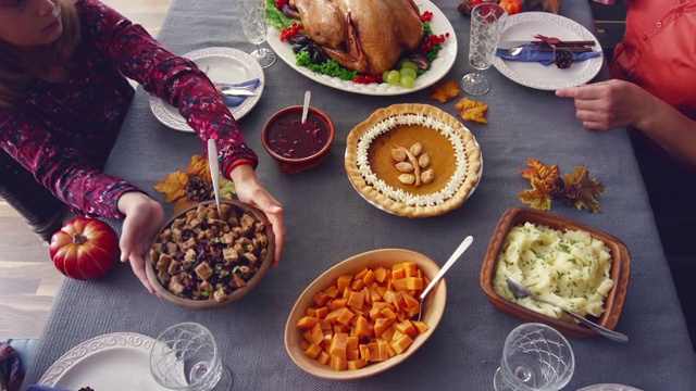 家庭享用传统节日火鸡大餐视频下载