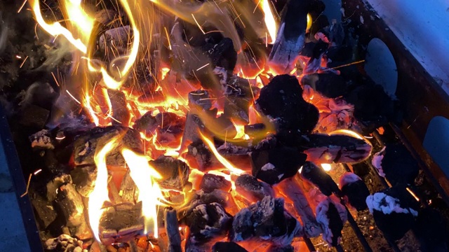 烧得很旺的煤用于烧烤视频素材