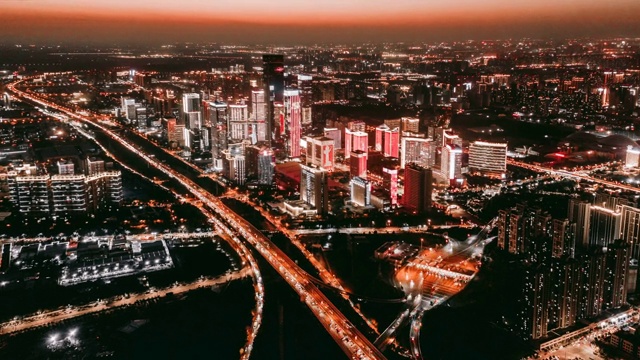 日落时城市交通的鸟瞰图视频下载