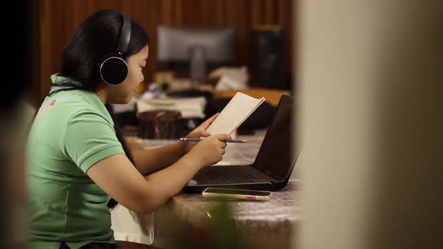 亚洲少女在家里与在线家教聊天视频下载