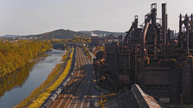 从里海河到钢铁大厦的风景鸟瞰图，这是一座历史悠久的钢铁厂，曾经被废弃，但现在被改造成宾夕法尼亚州伯利恒的现代文化中心。无人机视频与复杂的前摇摄像机运动。视频下载