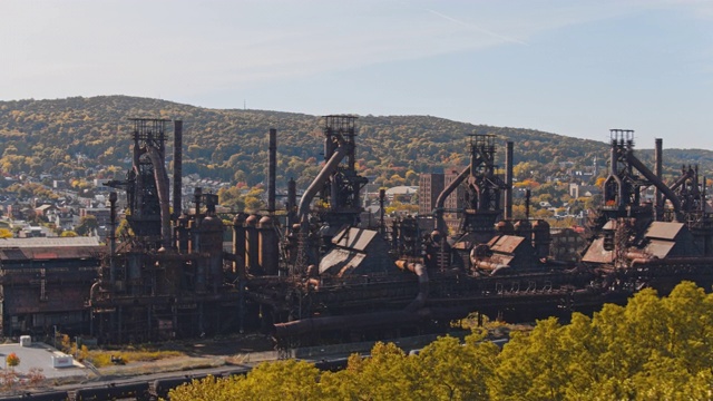 钢铁大厦——历史悠久的钢铁厂，曾经被遗弃，但现在被改造成宾夕法尼亚州伯利恒的现代文化中心。无人机视频与电影复杂的向后和平移摄像机运动。视频素材