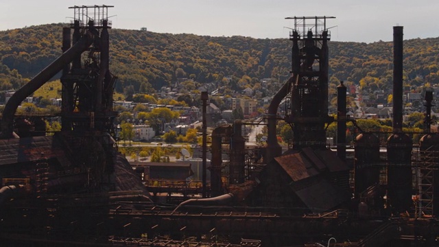 钢铁大厦——历史悠久的钢铁厂，曾经被遗弃，但现在被改造成宾夕法尼亚州伯利恒的现代文化中心。无人机视频与复杂的电影摇摄-轨道加速摄像机运动。视频素材