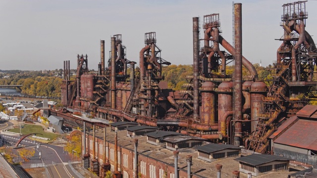 钢铁大厦——历史悠久的钢铁厂，曾经被遗弃，但现在被改造成宾夕法尼亚州伯利恒的现代文化中心。无人机视频与前视全景复杂摄像机运动。视频下载