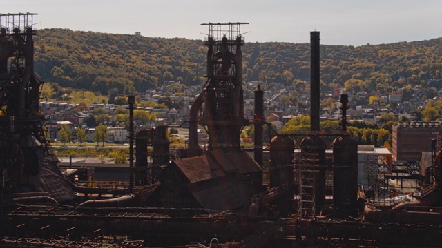 钢铁大厦——历史悠久的钢铁厂，曾经被遗弃，但现在被改造成宾夕法尼亚州伯利恒的现代文化中心。无人机视频与慢摇摄像机运动。视频素材