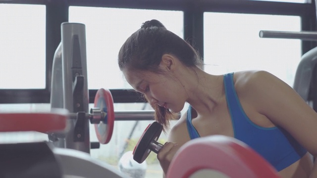 年轻女子在健身房锻炼视频素材