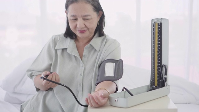 老年妇女测量血压视频下载