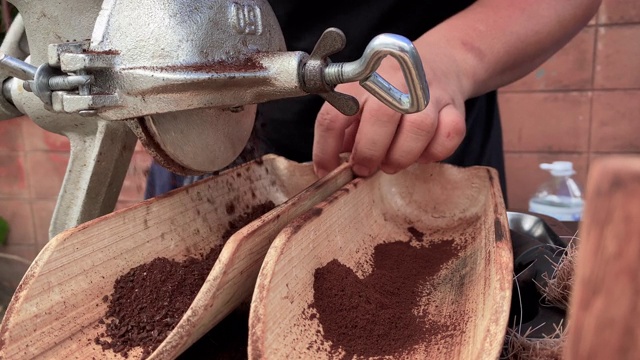 SLO MO特写:咖啡师的手正在用街边小吃中的古老工具磨咖啡豆视频下载