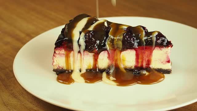 芝士蛋糕和榛子。榛果淋在以草莓装饰的经典芝士蛋糕上。视频素材