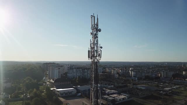 4G和5G蜂窝通信塔。基站或基站收发站。无线通信天线发射机。电信塔与天线对抗蓝天。视频素材