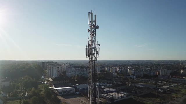 4G和5G蜂窝通信塔。基站或基站收发站。无线通信天线发射机。电信塔与天线对抗蓝天。视频素材