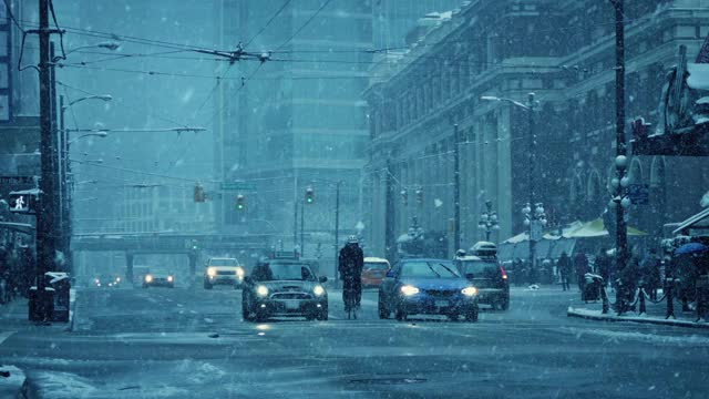 暴风雪中城市道路上的车辆视频素材