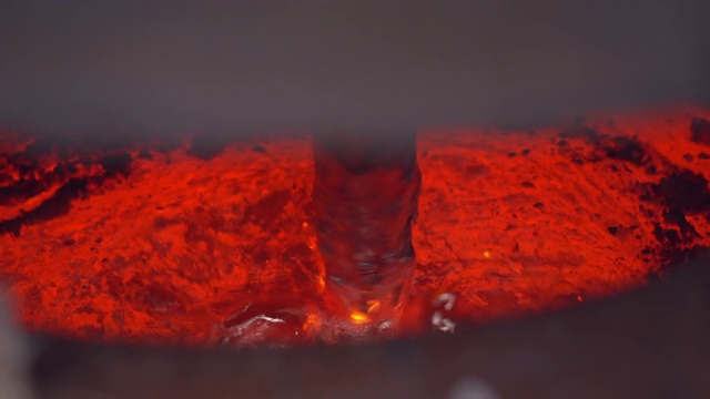 熔炼炉采用铝熔炼、氮气混合工艺去除炉渣、清理金属液视频素材