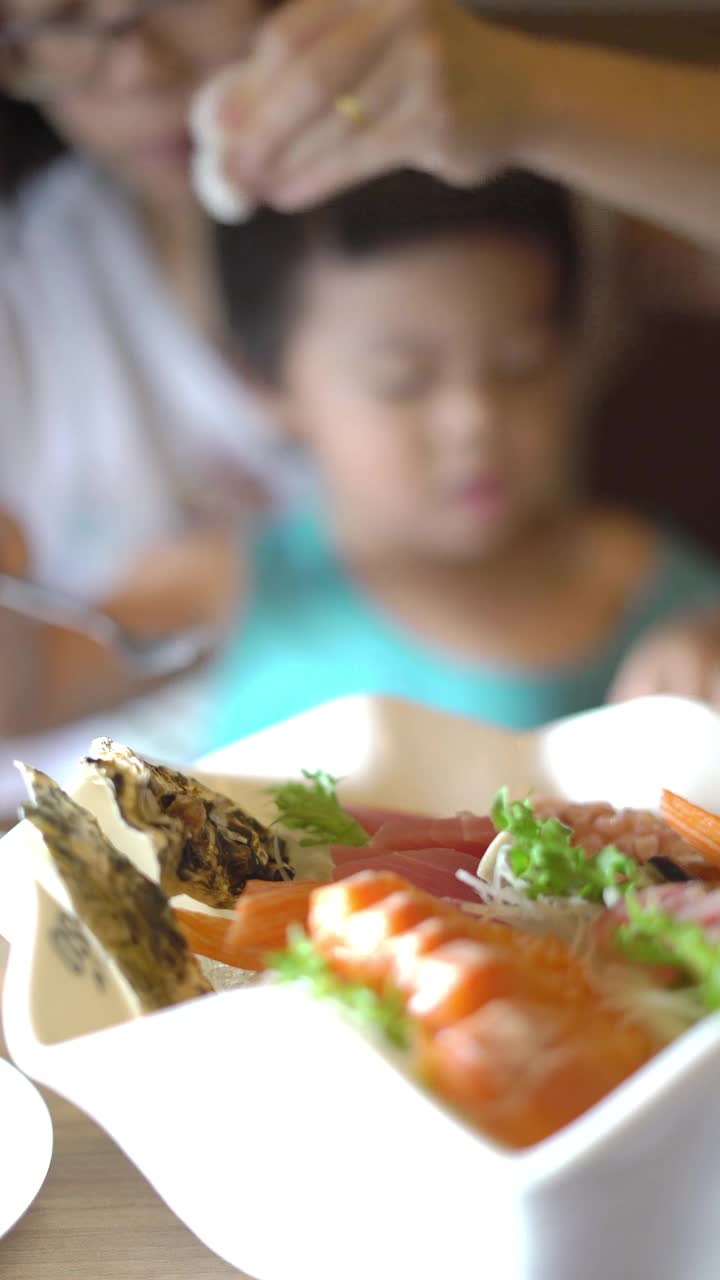 亚洲母亲和儿子一起在一家日本餐馆吃饭视频素材