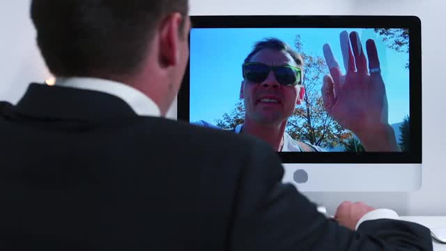 视频通信男子利用互联网应用社交距离连接视频素材